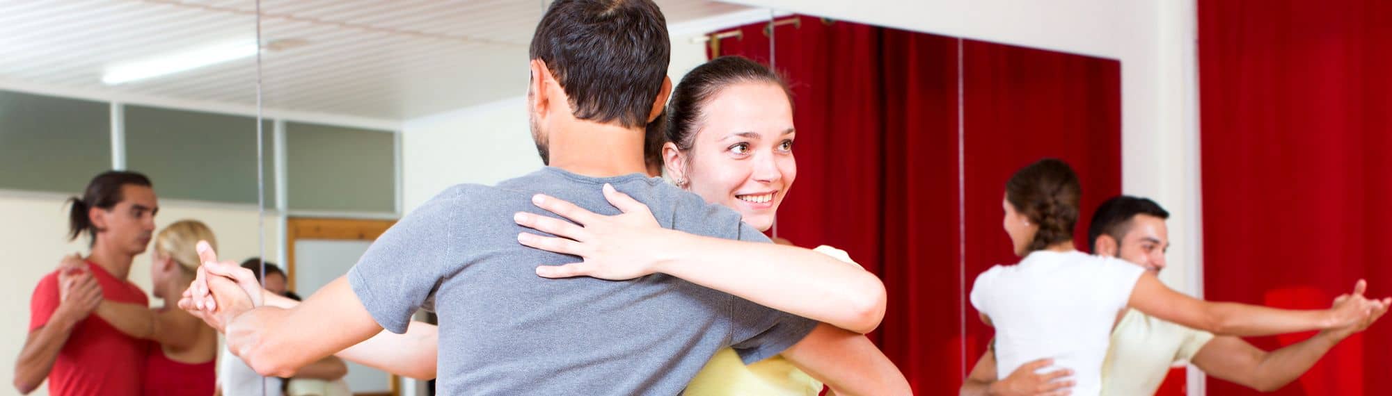 Couple en stage de danse salsa